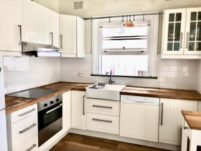 Spacious private room study room attached minutes away from Eastwood